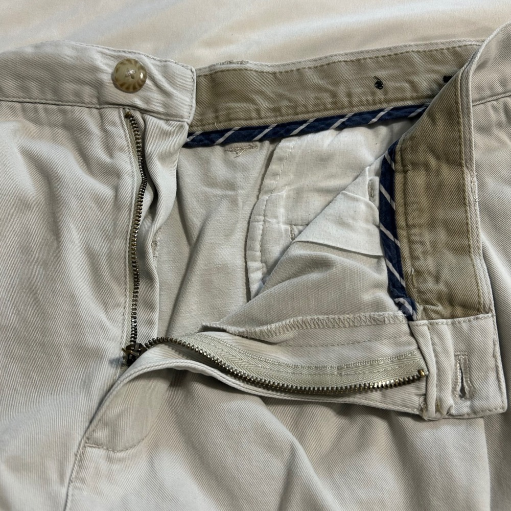 IZOD Mens Pleated Chino Shorts Stone Khaki 100% Cotton Size 36 Casual Golf - Picture 10 of 11
